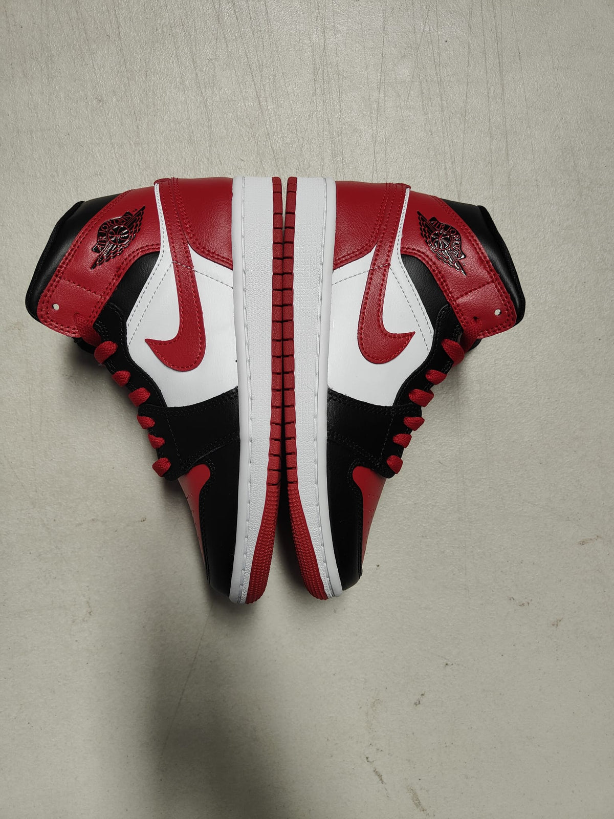 WMNS JORDAN 1 MID REVERSE BRED *NEW - MISMATCH* *SALES ARE FINAL*
