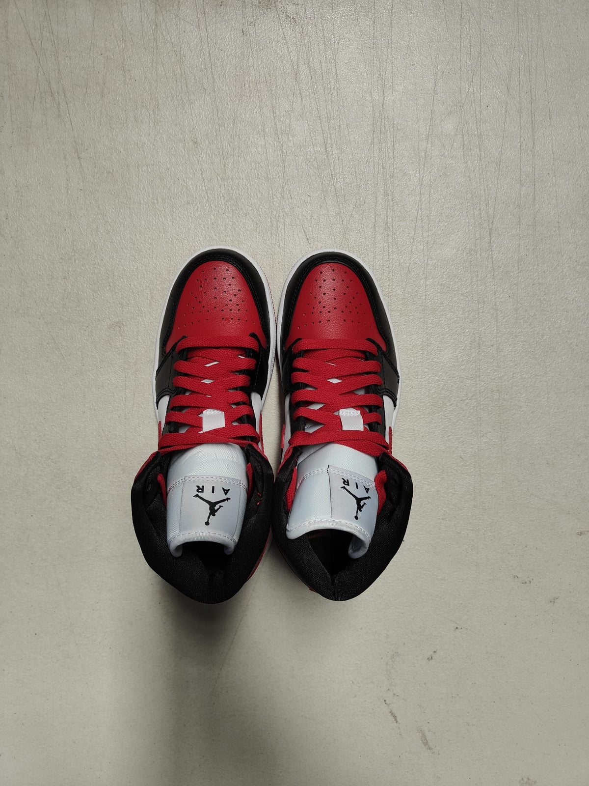 WMNS JORDAN 1 MID REVERSE BRED *NEW - MISMATCH* *SALES ARE FINAL*
