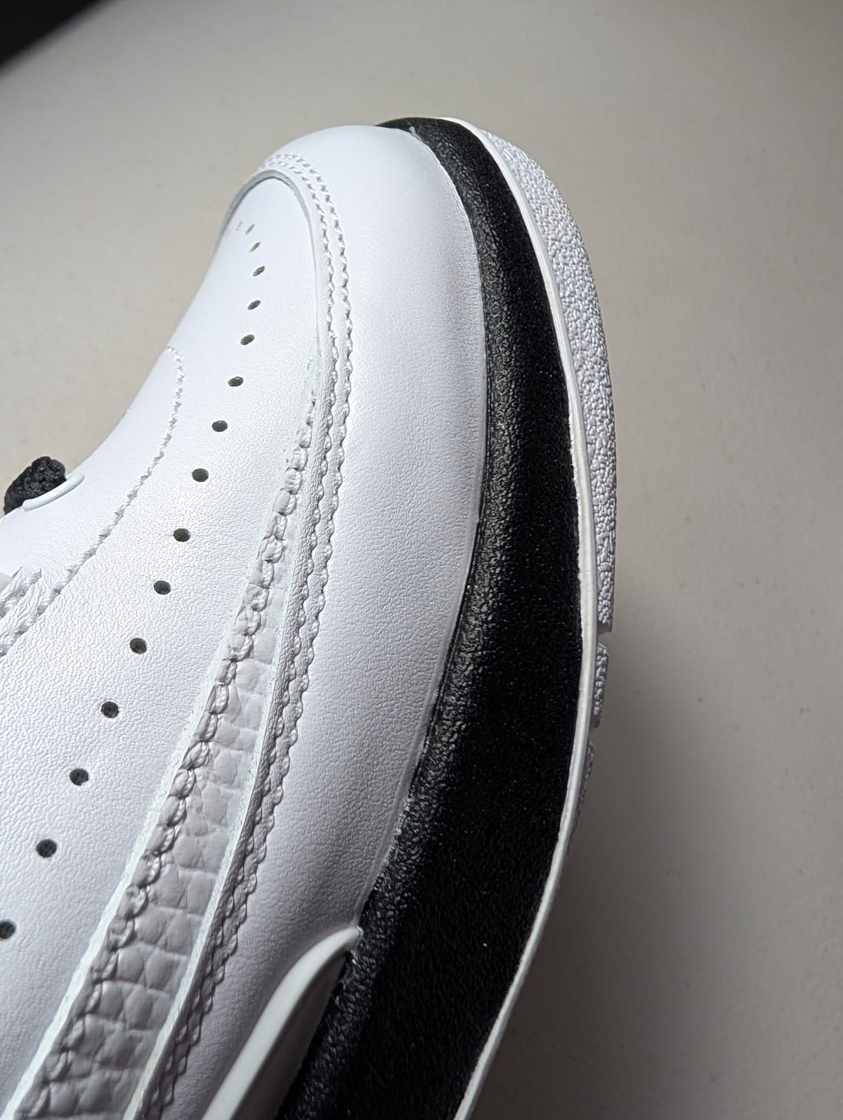 EX-DISPLAY  - Nike Womens Air Jordan 2 Retro Sneakers - 'Chicago' 2022