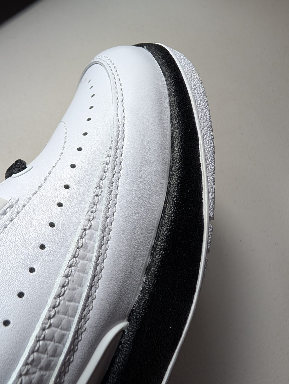 EX-DISPLAY  - Nike Womens Air Jordan 2 Retro Sneakers - 'Chicago' 2022